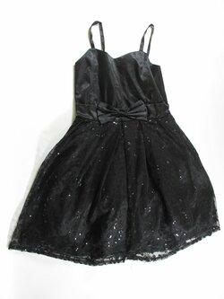 Šaty pro holky černé s flitry secondhand Šaty pro holky černé s flitry secondhand