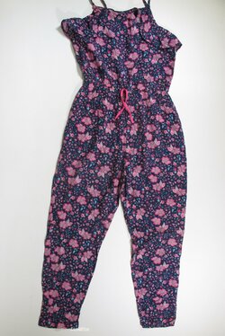 Letní kytkovaný overal pro holky secondhand Letní kytkovaný overal pro holky secondhand