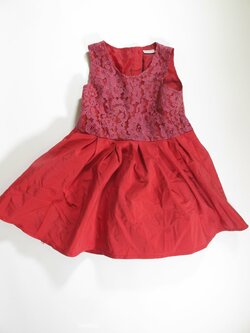 Šaty pro holky krajkové červené secondhand Šaty pro holky krajkové červené secondhand