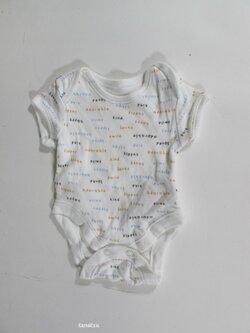 Bílé body s nápisy pro kluky secondhand Bílé body s nápisy pro kluky secondhand