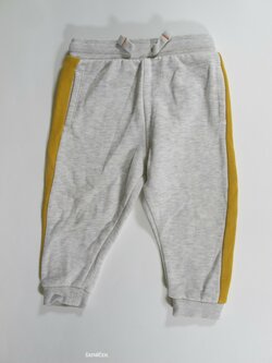 Šeso okrové tepláky pro kluky secondhand Šeso okrové tepláky pro kluky secondhand