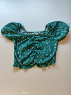 Triko pro holky zelené s potiskem crop seconhand Triko pro holky zelené s potiskem crop seconhand