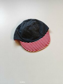 Modrá čepička s pruhovaným kšiltem pro kluky secondhand Modrá čepička s pruhovaným kšiltem pro kluky secondhand