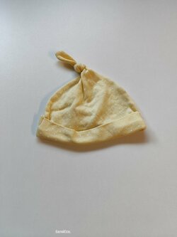 Žlutá čepička s puntíky pro holky secondhand