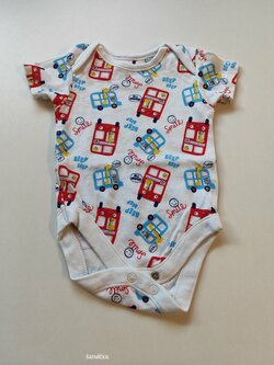 Body pro kluky kr. rukáv bílé s autobusy secondhand Body pro kluky kr. rukáv bílé s autobusy secondhand