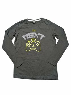 Tmavé triko s obrázkem dlouhý rukáv pro kluky secondhand YFK Tmavé triko s obrázkem dlouhý rukáv pro kluky secondhand YFK
