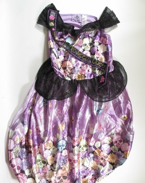 Šaty na karneval růžové s lebkami secondhand