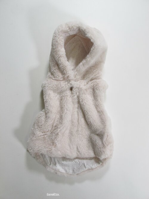 Chlupatá vesta pro holyk světlá secondhand